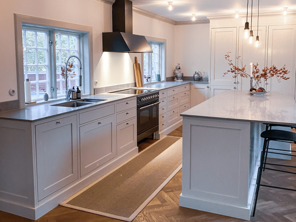 Underskåp under fönster i ljust kök