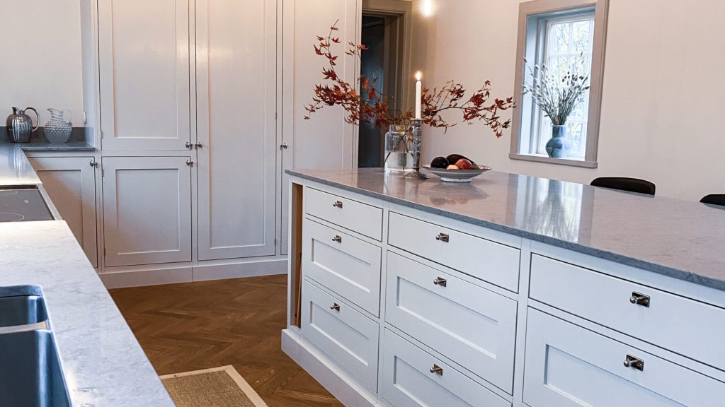 Lådsektion med spegelfronter och mässingsknoppar