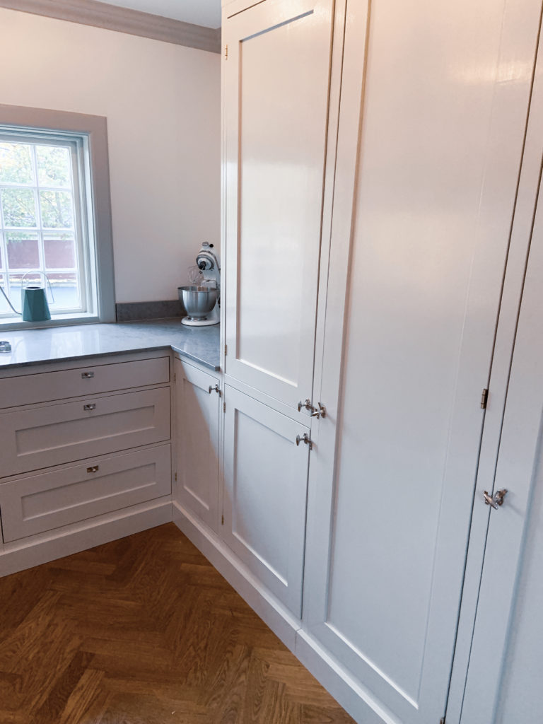 Lång bänkrad med lådor i ljust kök