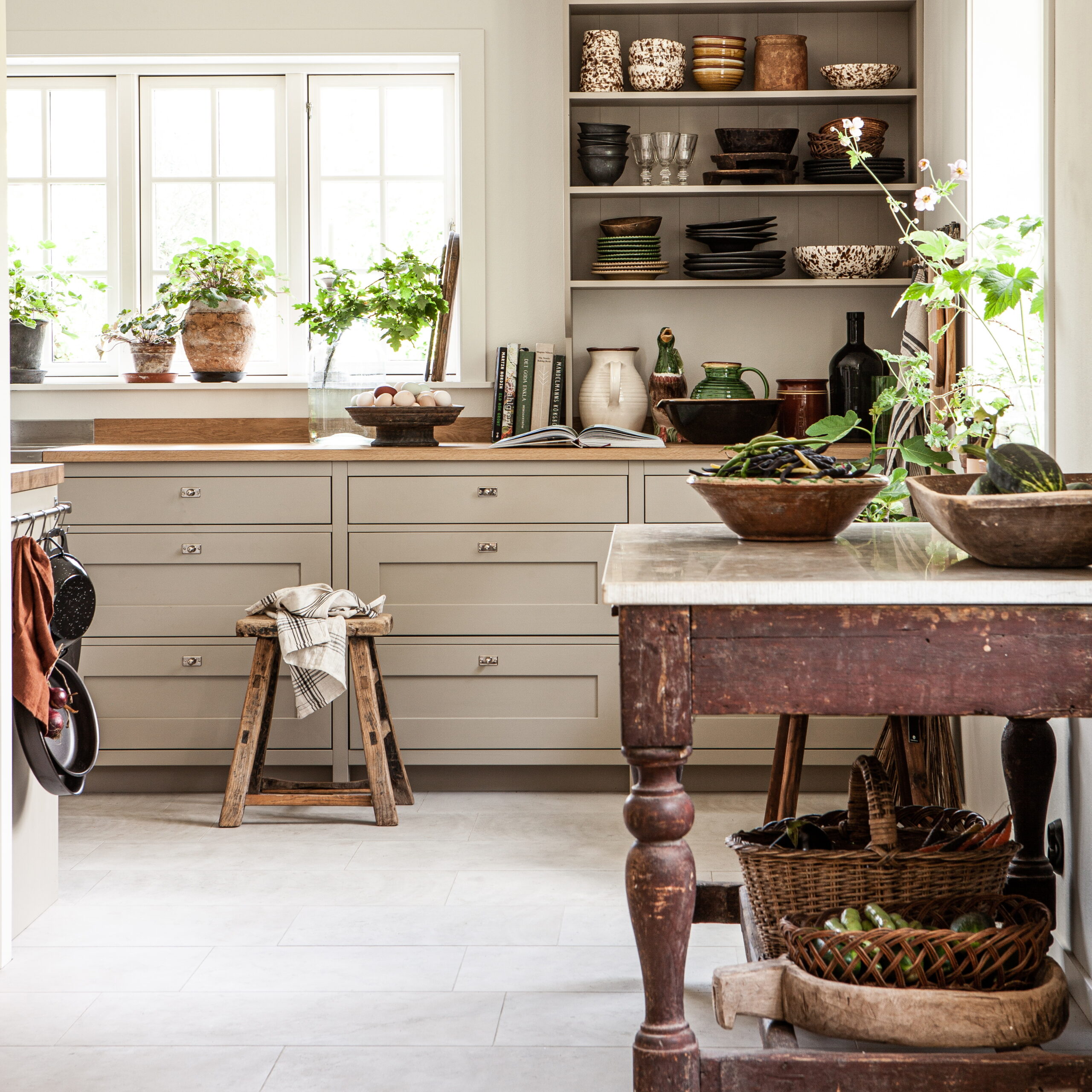 Lantligt kök med öppen hylla och träbord