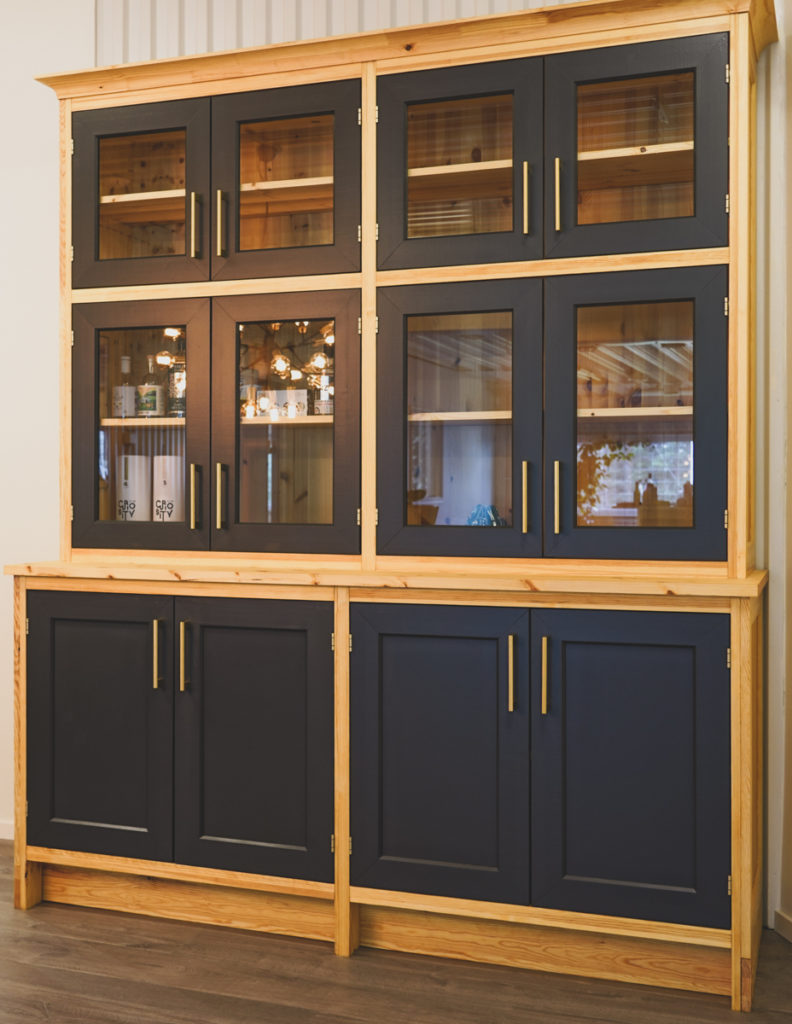 Vitrinskåp med glasluckor och mörka underskåp