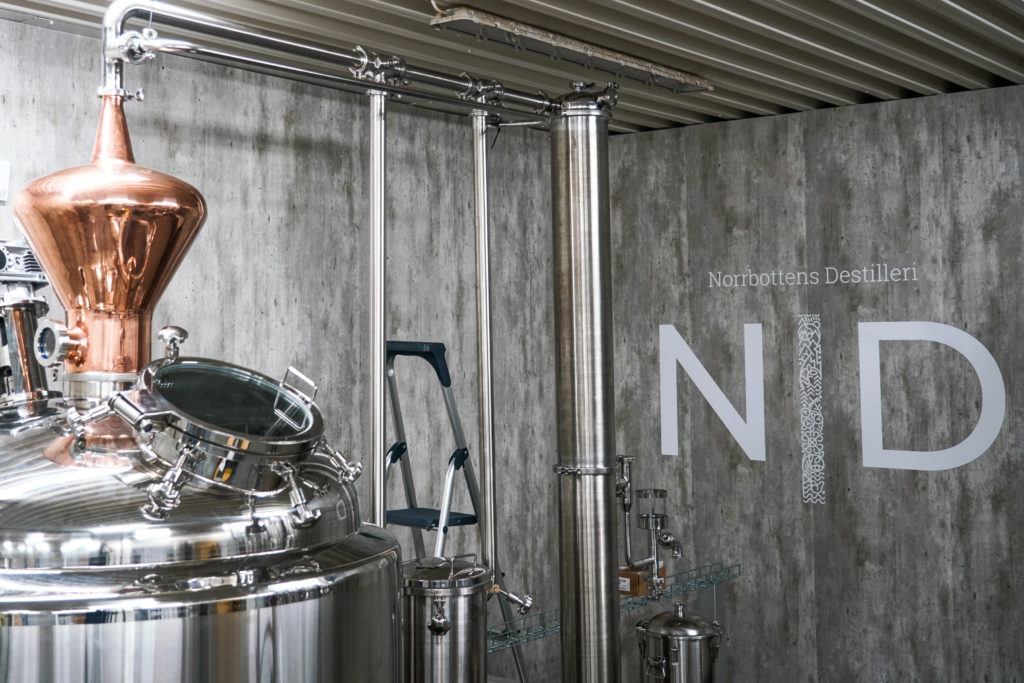 Industriell miljö med tankar och vägg med text ND