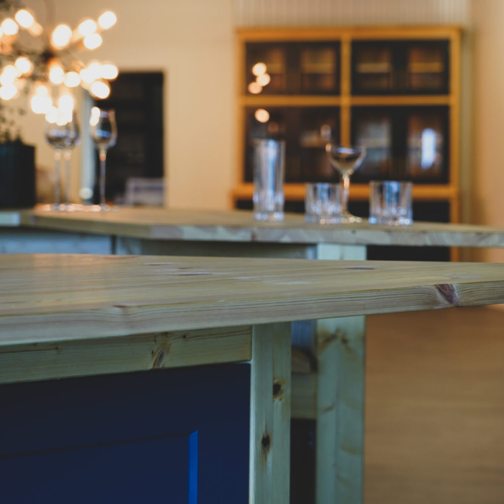 Arbetsbänk i massiv furu med mörk bas