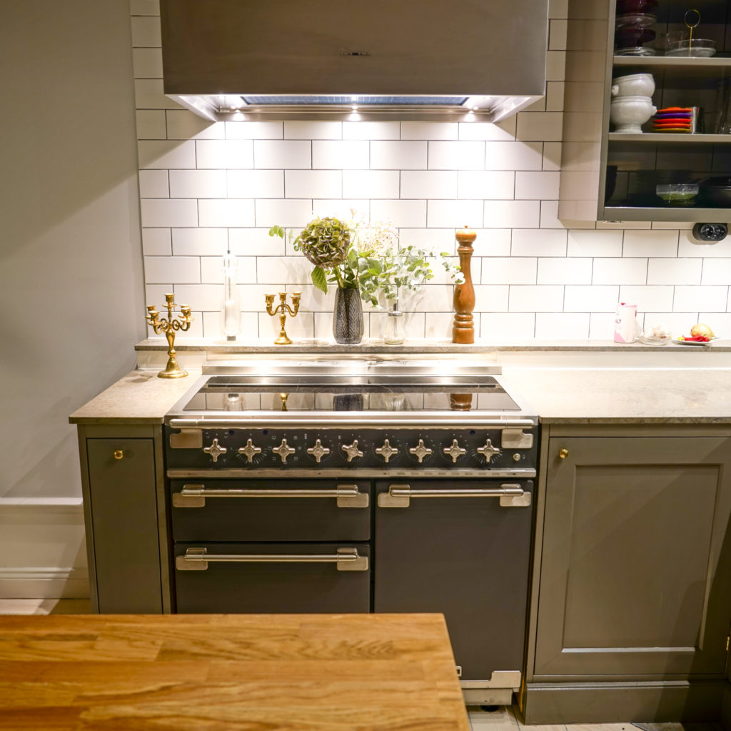 Hörn med spis och öppna hyllor