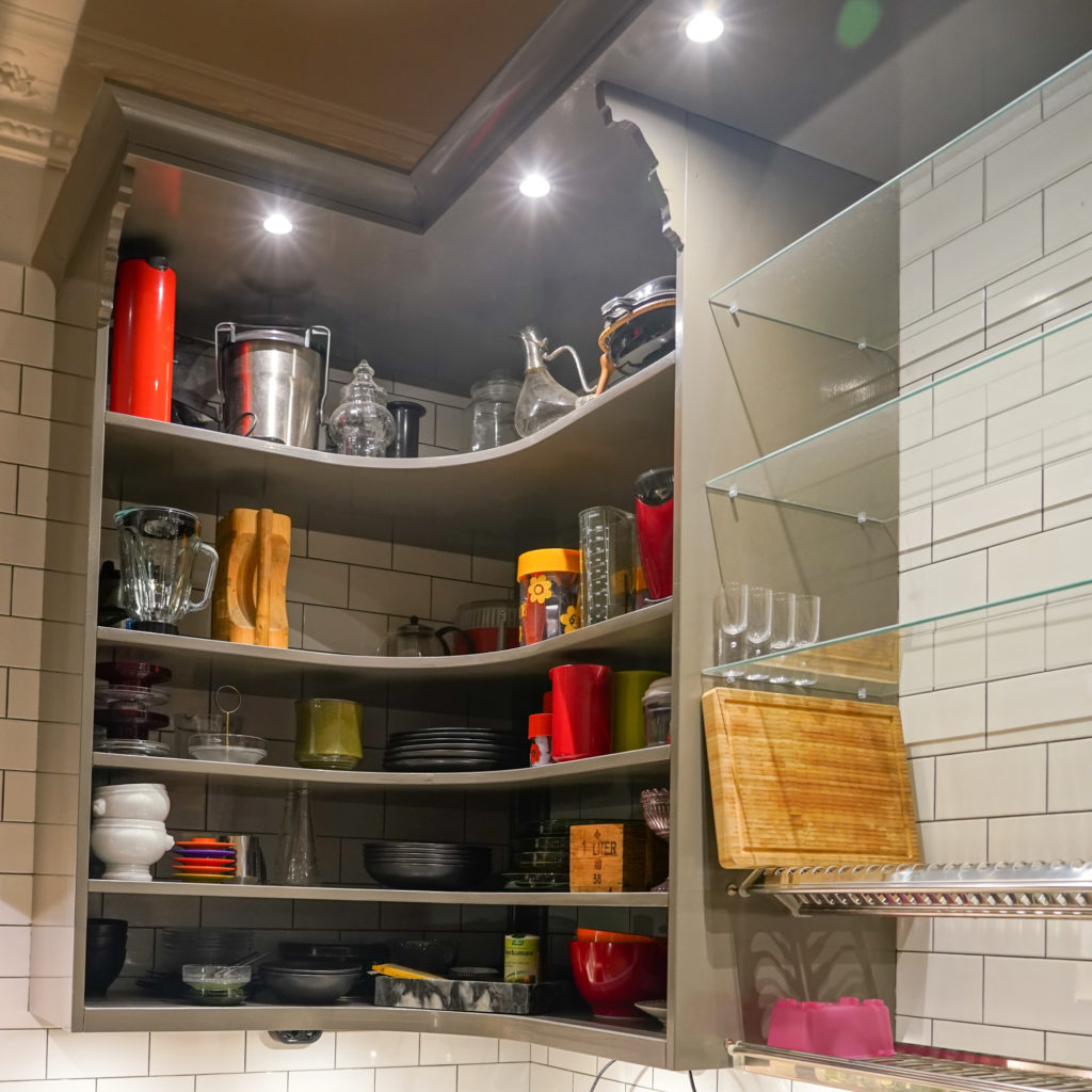 Spis med dubbla ugnar i grått kök