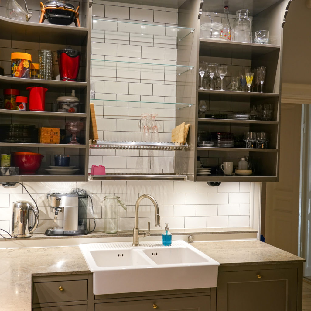 Diskho med öppna hyllor och grå underskåp