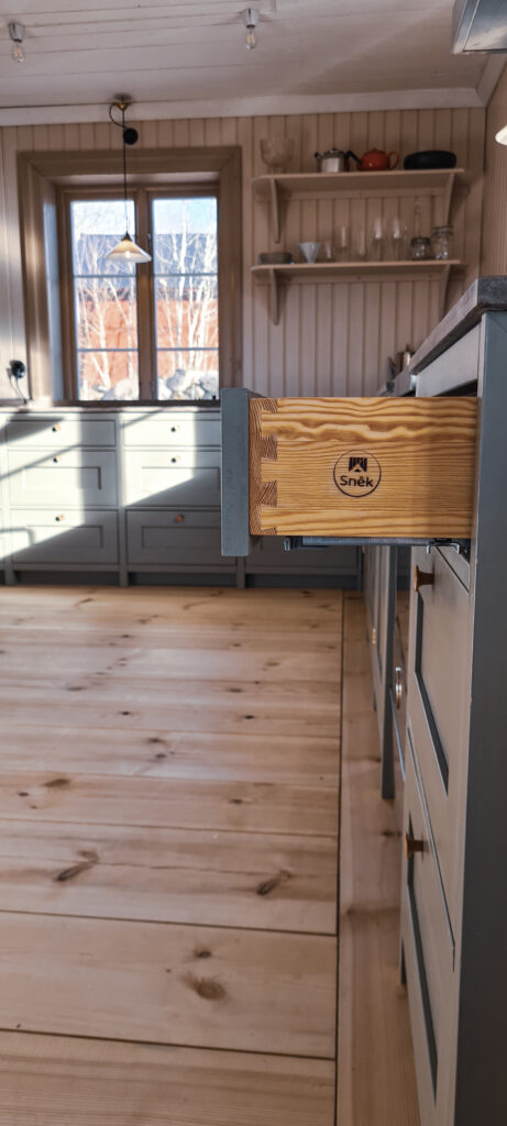 Öppen låda i massiv furu med Snêk-logotyp