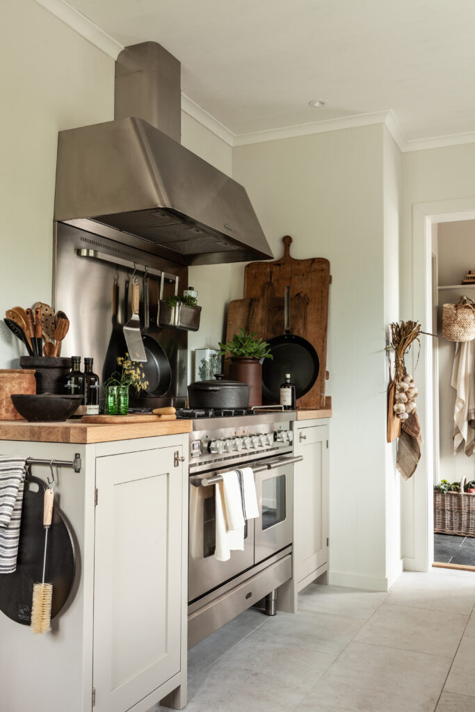 Spis med rostfri fläkt i lantligt kök