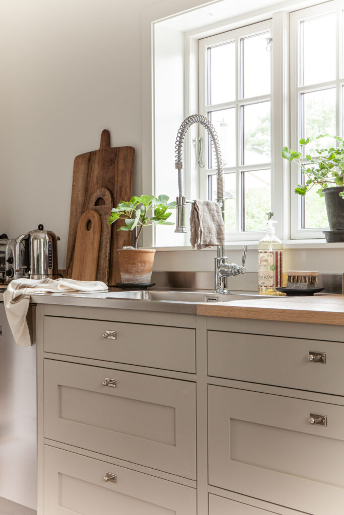 Diskbänk med underskåp och fönster i lantkök