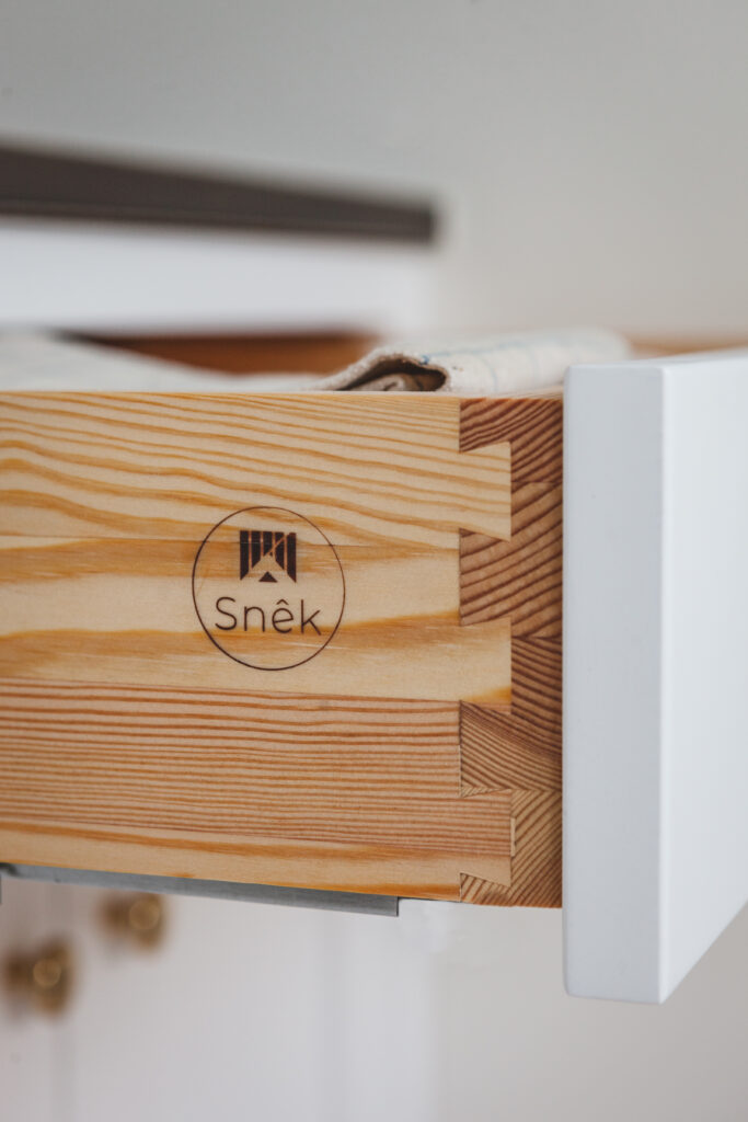 Öppen kökslåda i trä med synlig laxstjärtssinkning