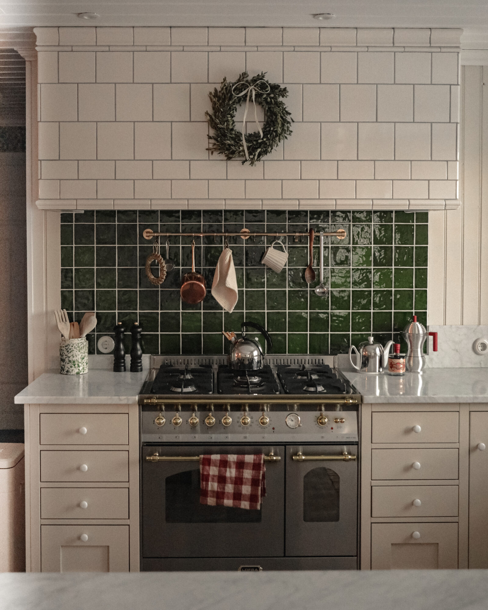 Spis med grön kakelvägg och vit kakelram