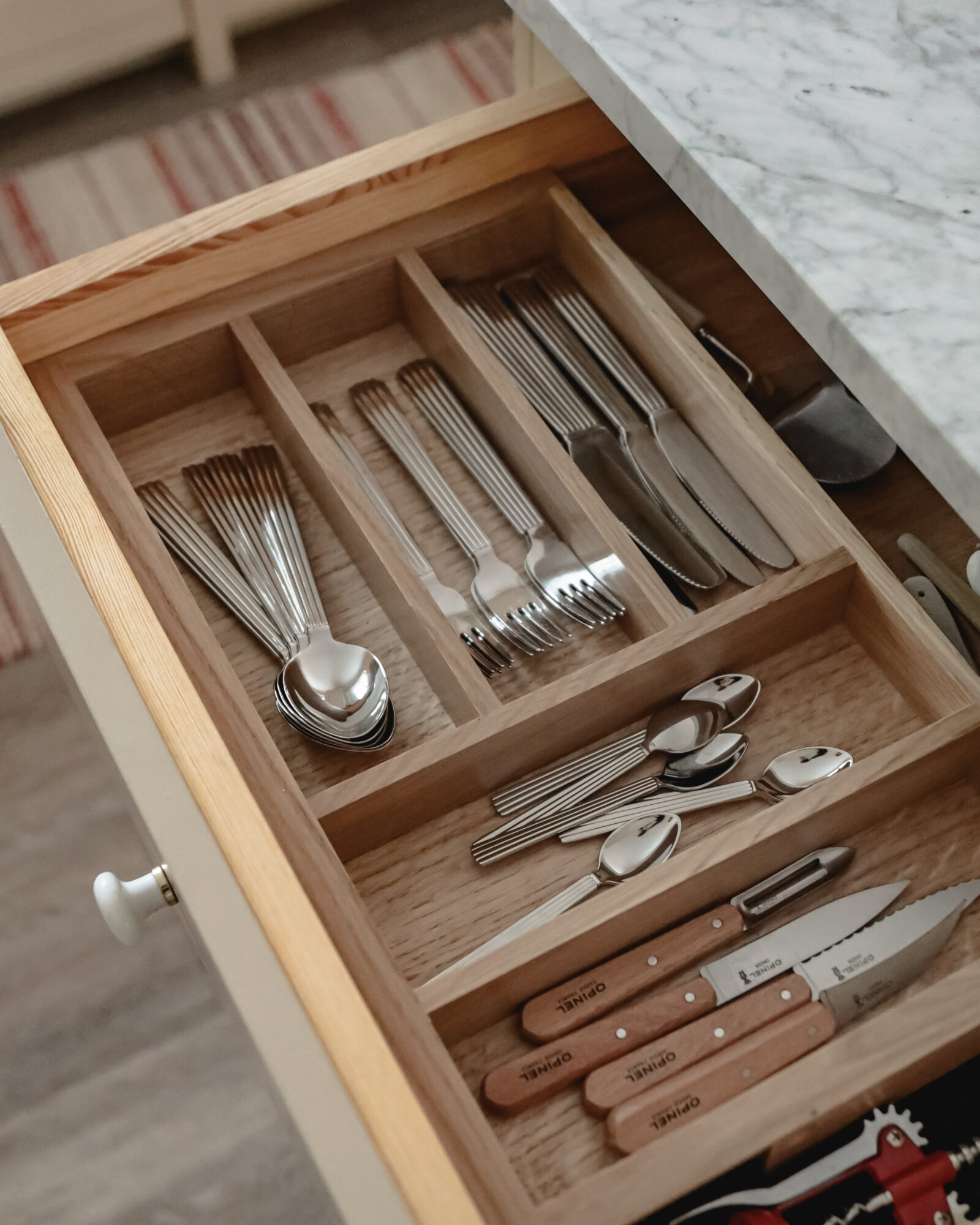 Besticklåda i massiv furu med träinredning