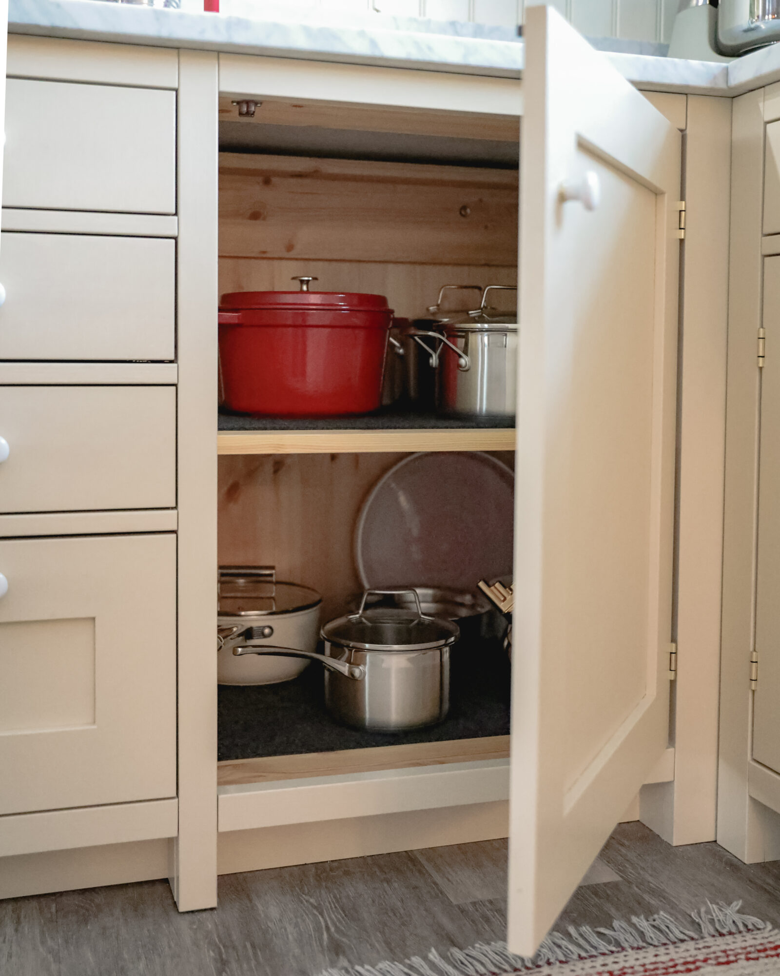 Hörnskåp med förvaring i platsbyggt kök