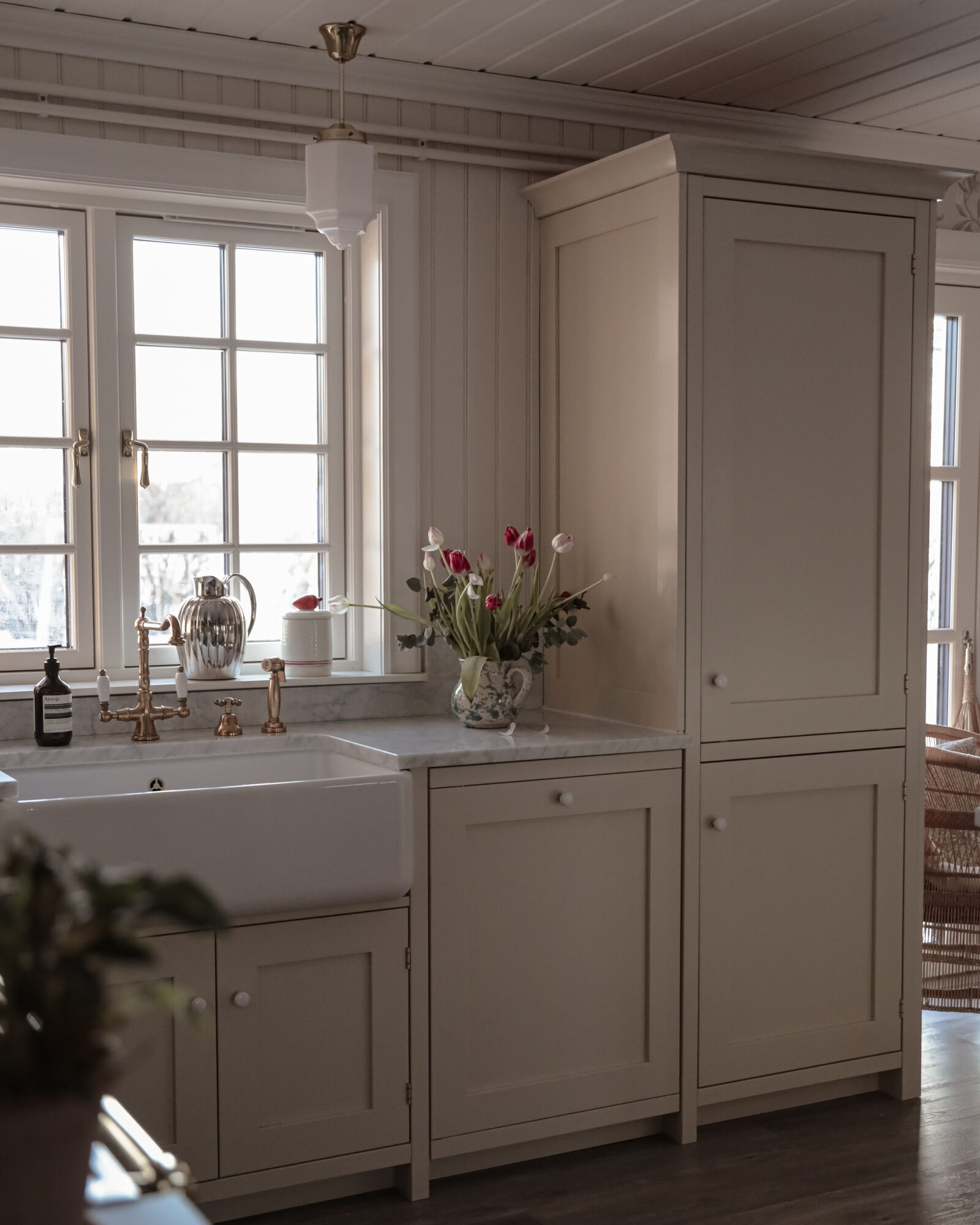 Diskbänk med fönster i platsbyggt kök