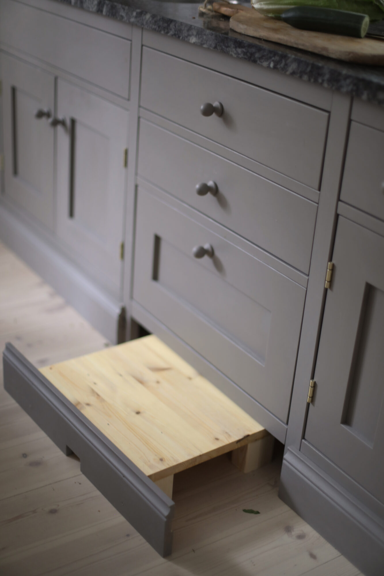 Lådfronter i massiv furu med utdragen trälåda