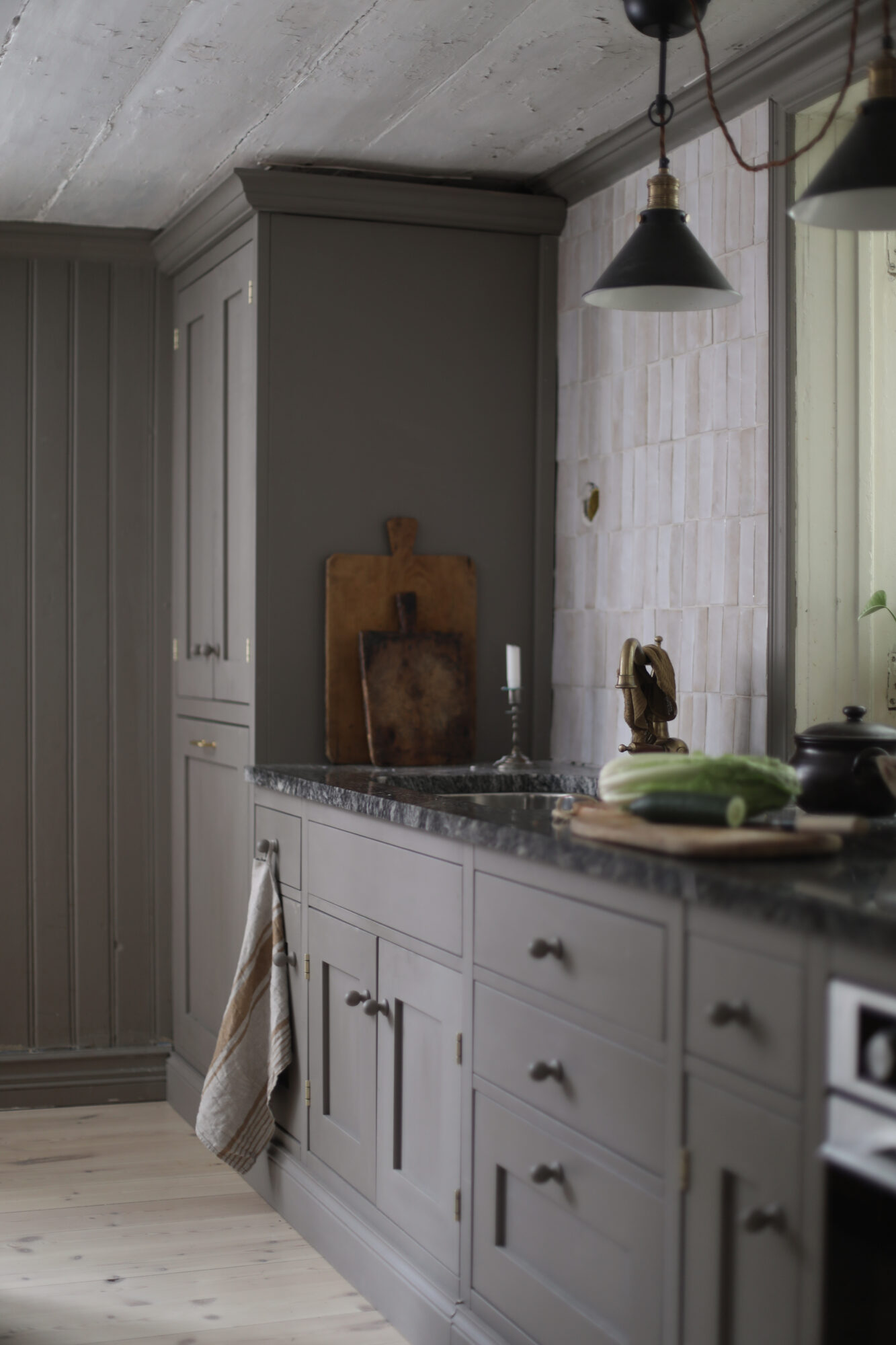 Bänkskiva med grönsaker och skärbräda i kök