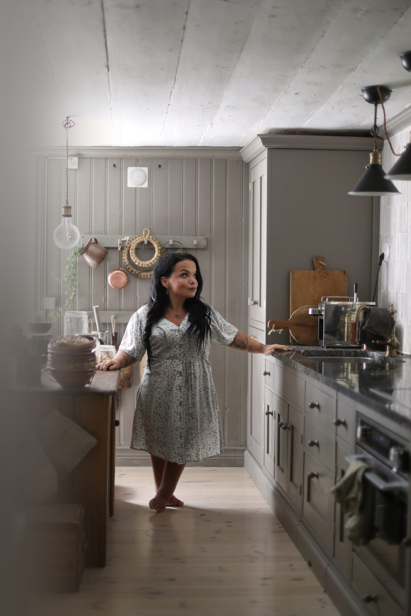 kök vid spis och arbetsyta