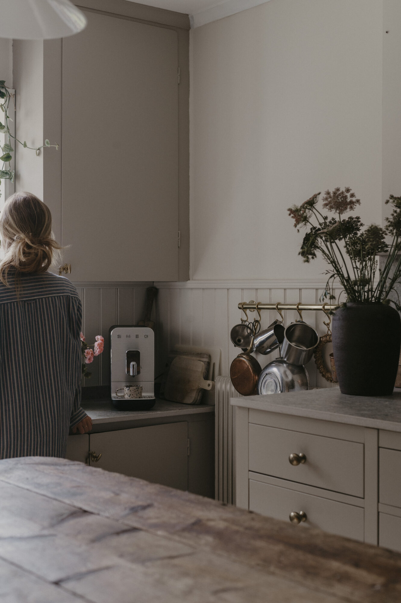 Person vid bänkskiva i platsbyggt kök