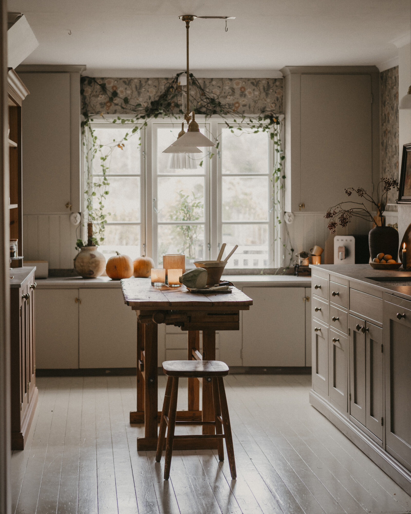 Översikt av kök med köksö och fönster i bakgrunden