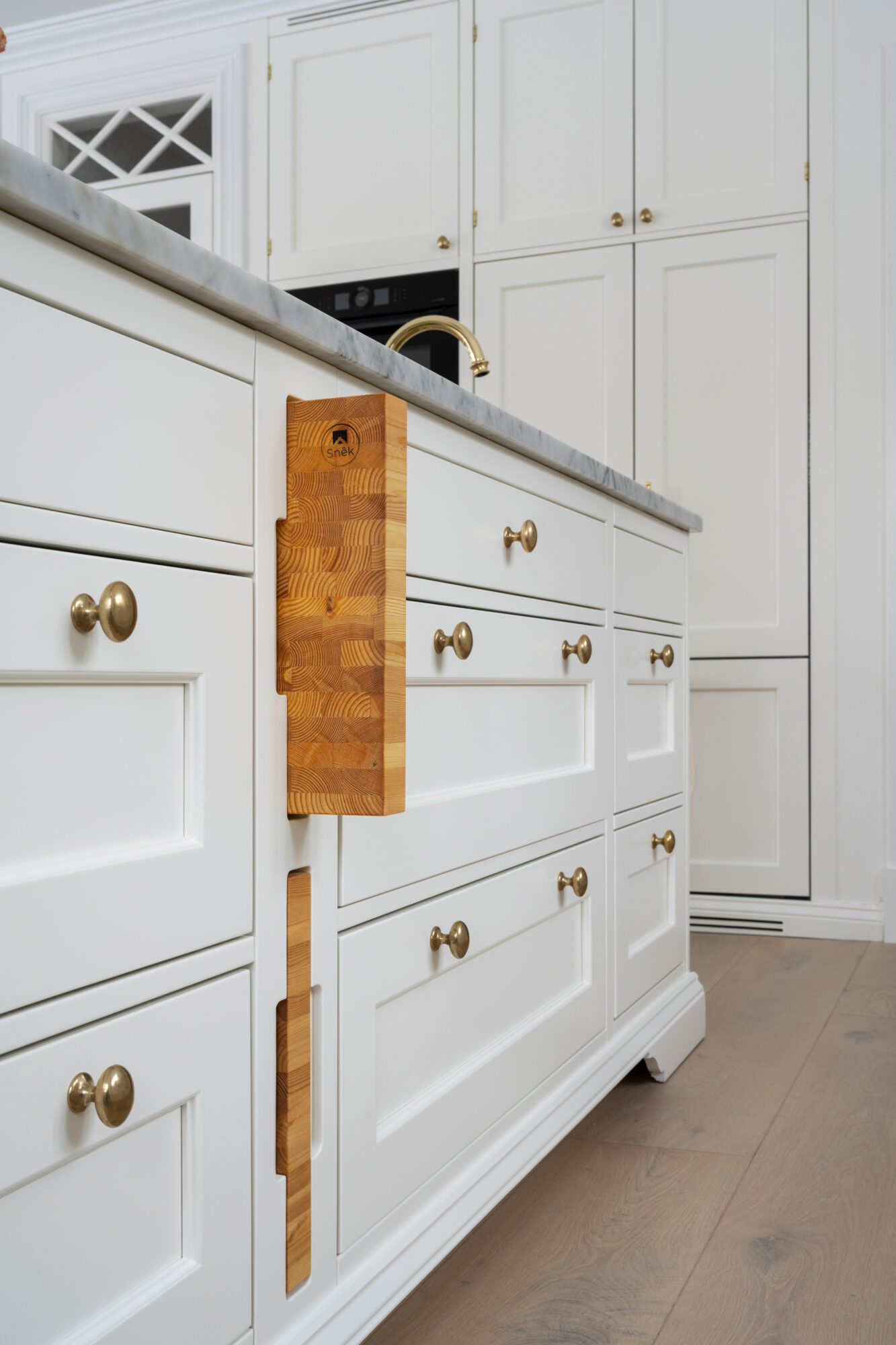 Närbild av underskåp med spegelluckor