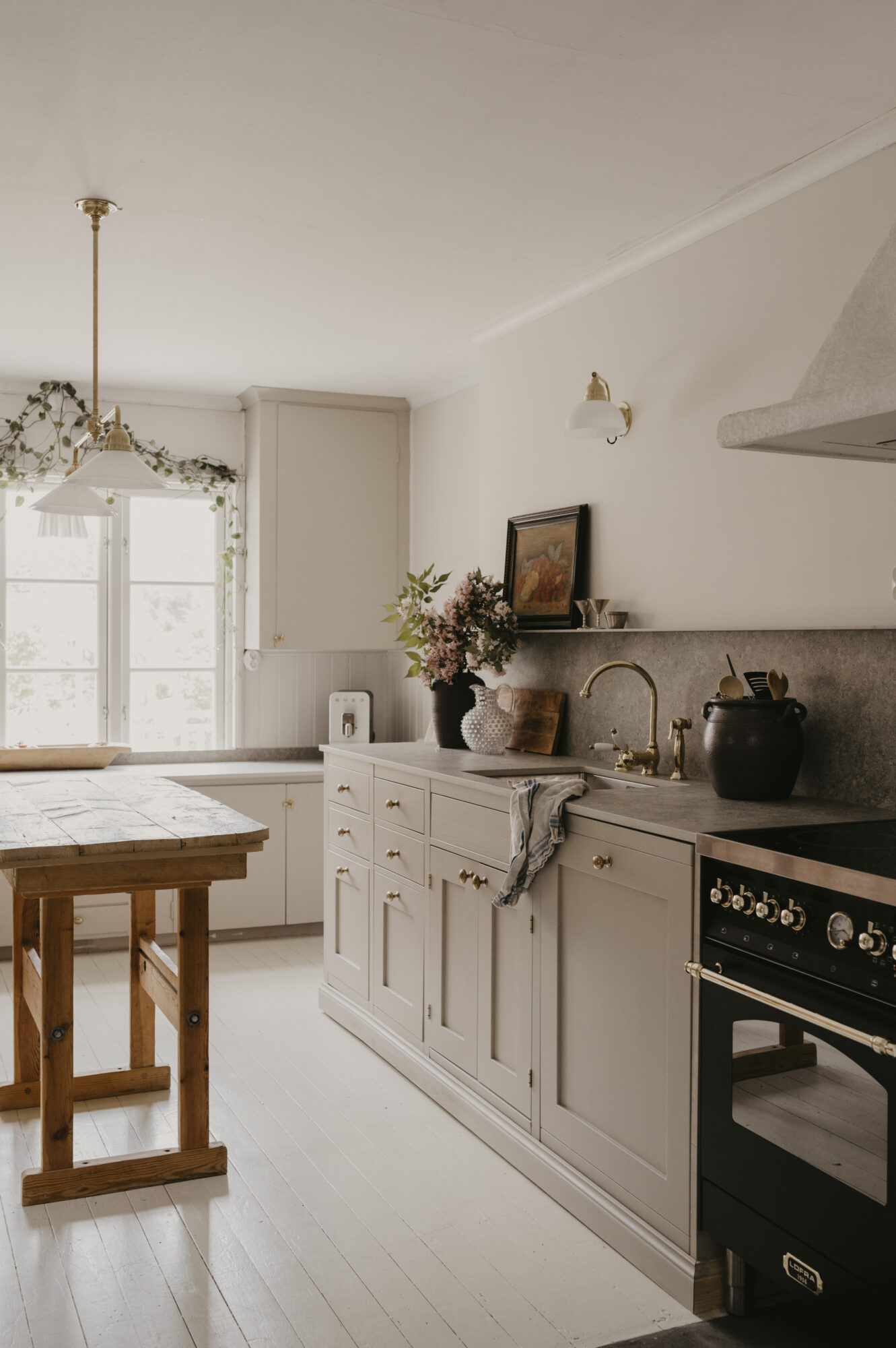 Ljust kök i massiv furu med köksö och spis