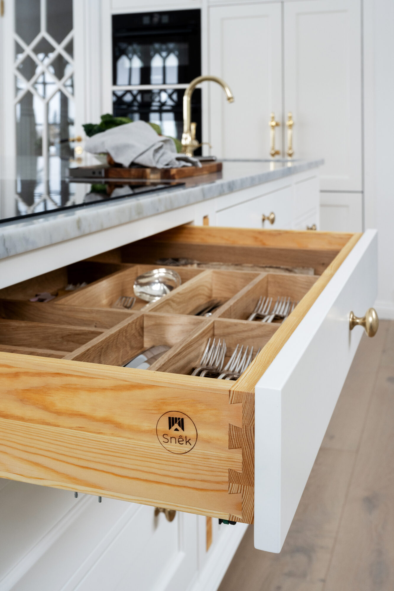 Utdragen kökslåda med träinredning