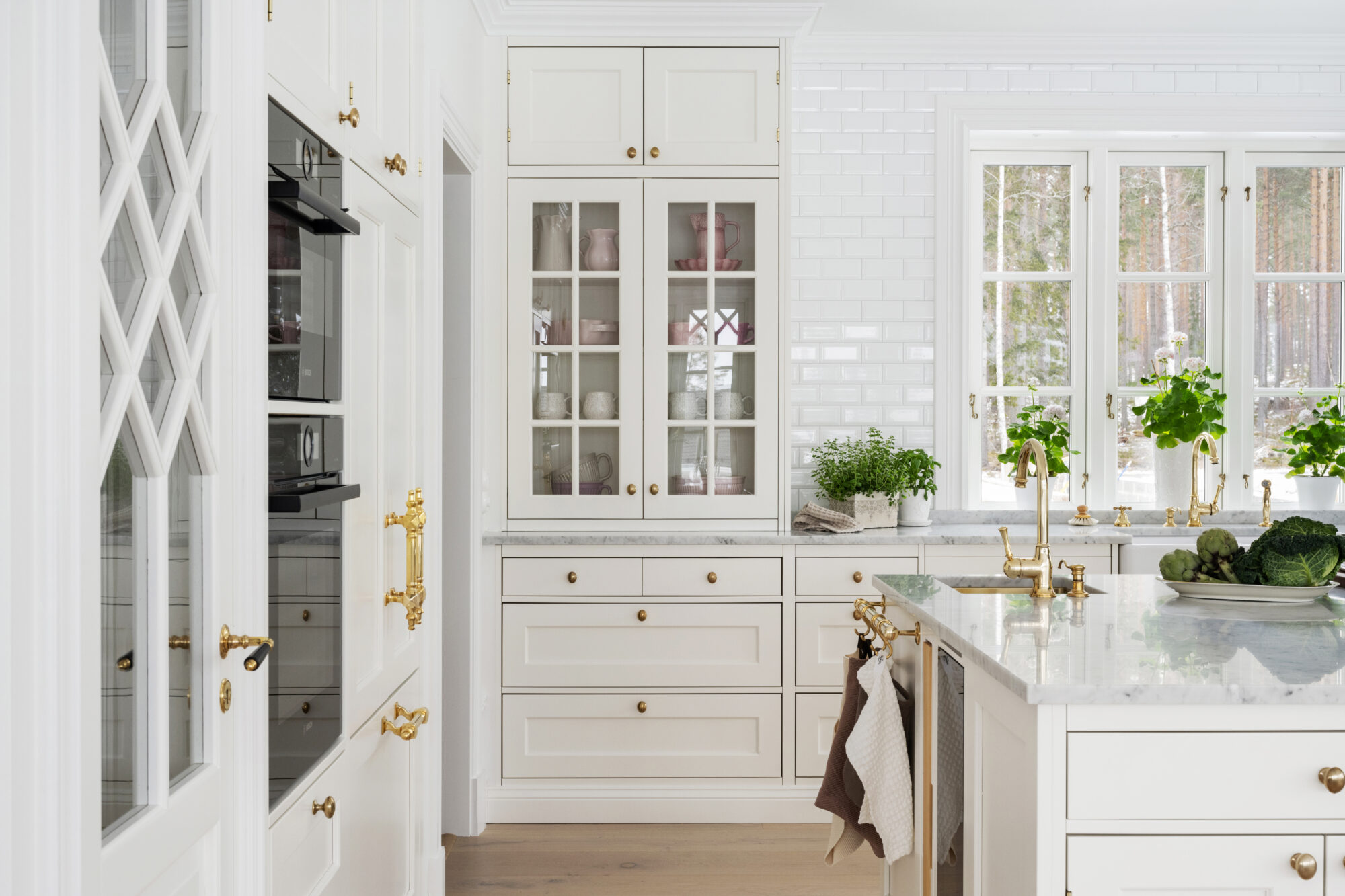 Vitrinskåp och underskåp i vitt kök