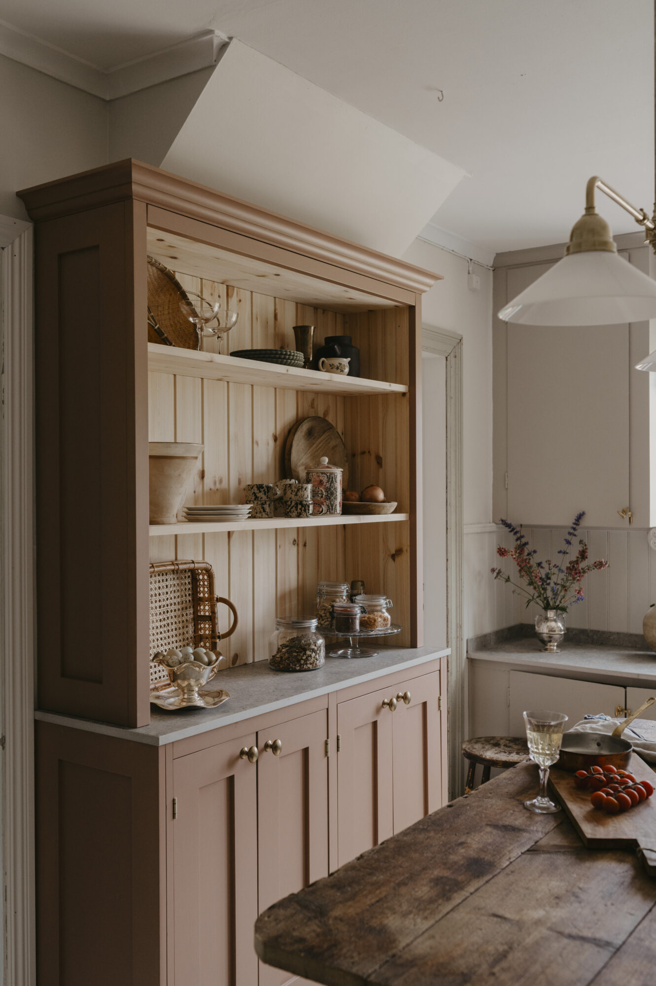 Öppen hylla med förvaring i kök i massiv furu