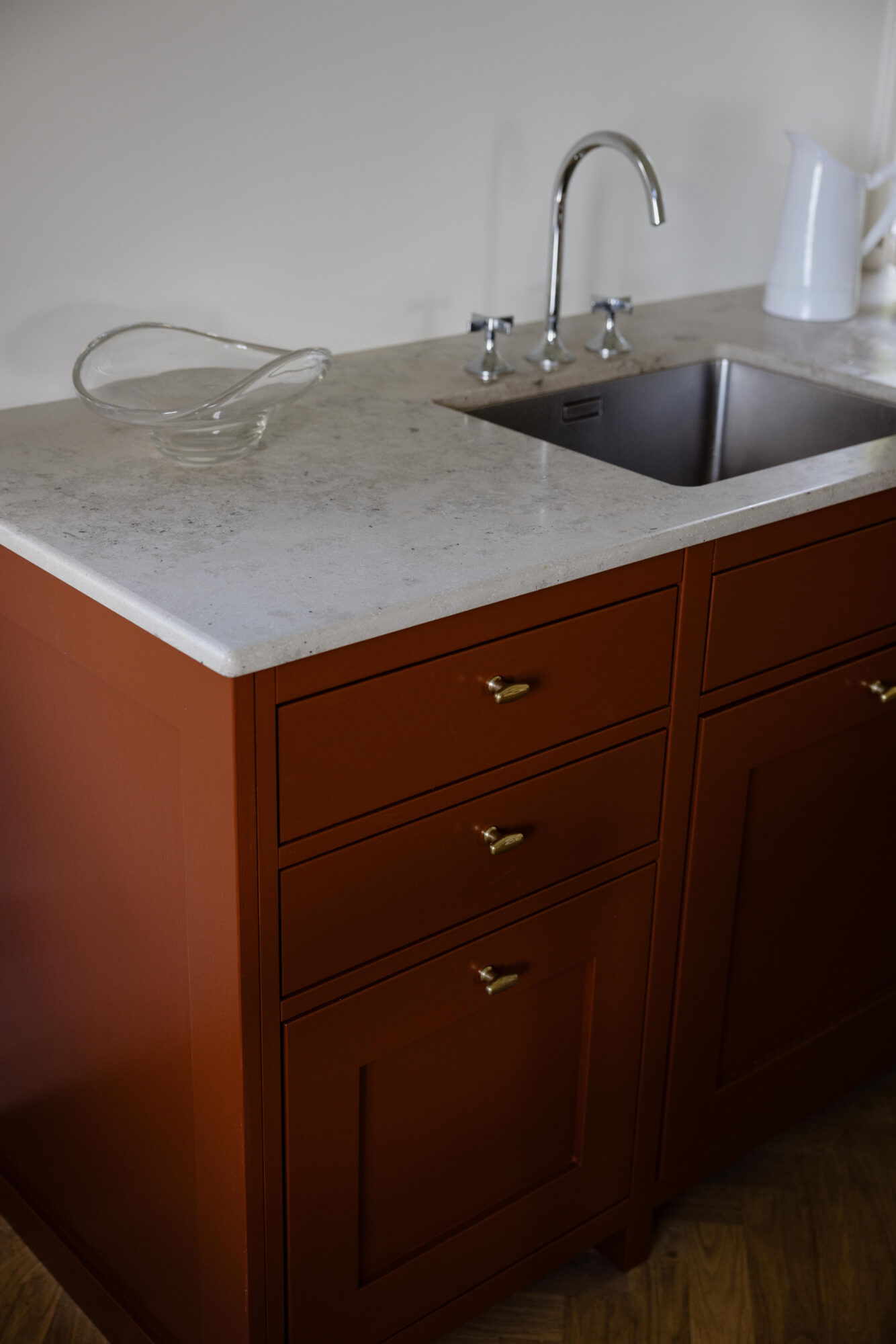 Detalj av lådfront i massivt trä med stenbänkskiva