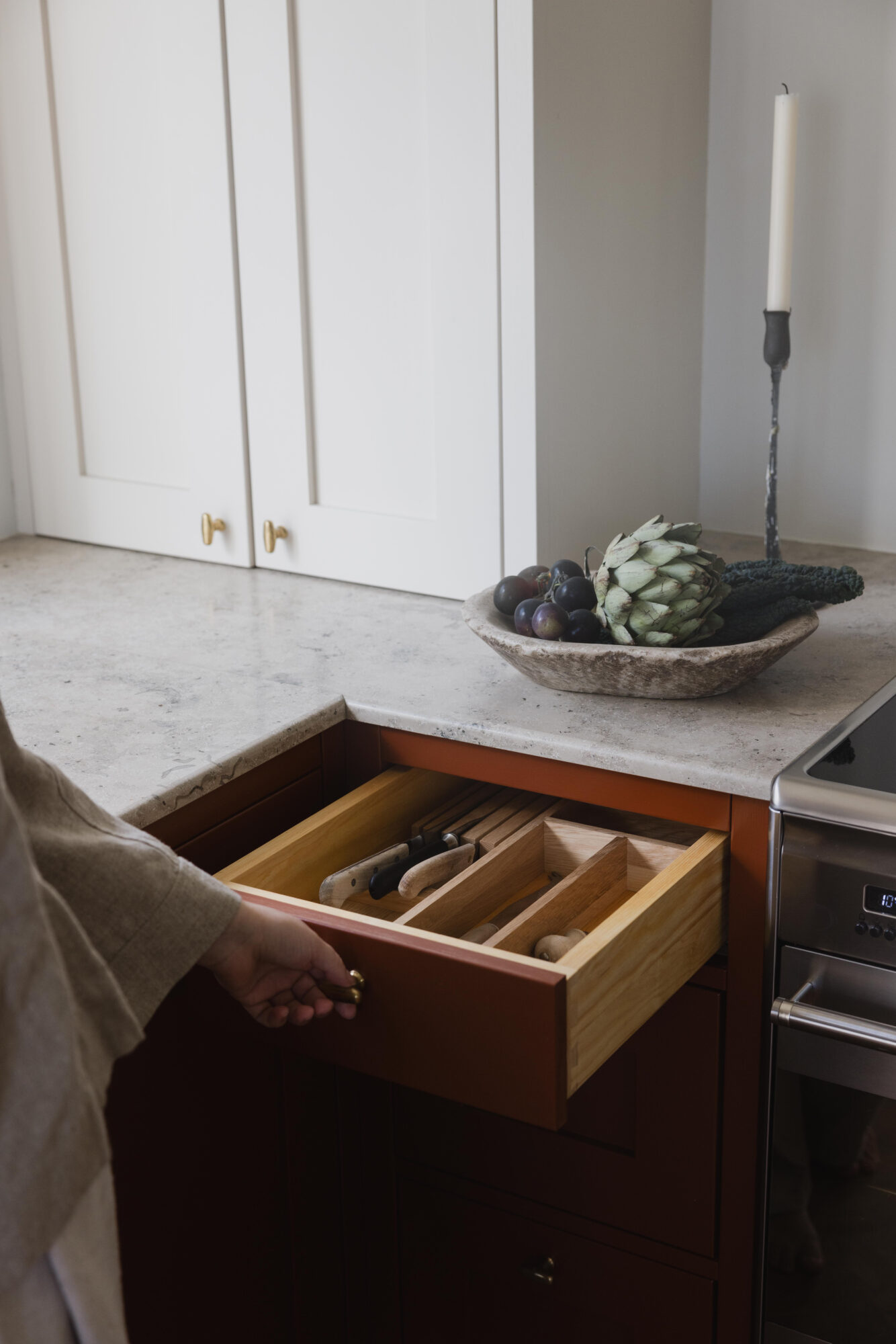 Utdragen kökslåda i massivt trä med sinkade hörn