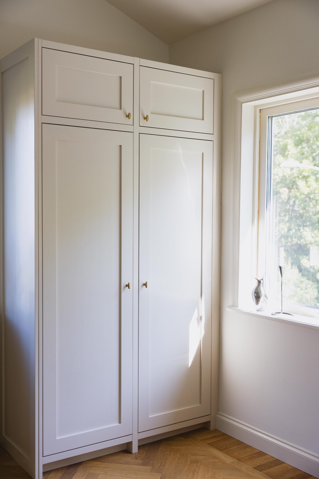 Platsbyggda högskåp i massivt trä med klassiska spegelluckor