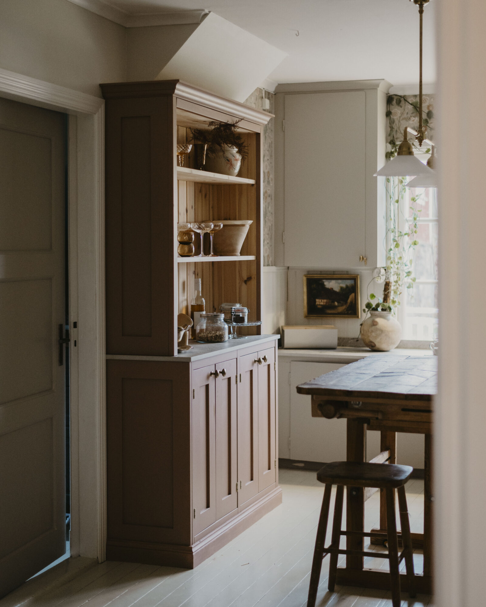 Högskåp med öppna hyllor i kök i massiv furu