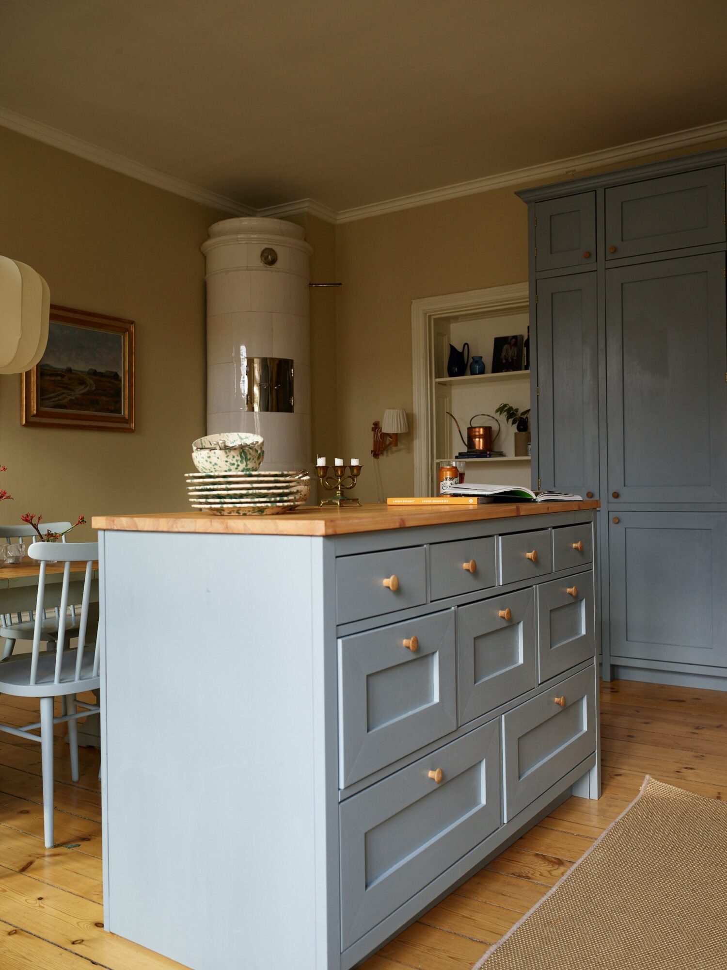 Köksö med lådor i blågrå kulör och träbänkskiva