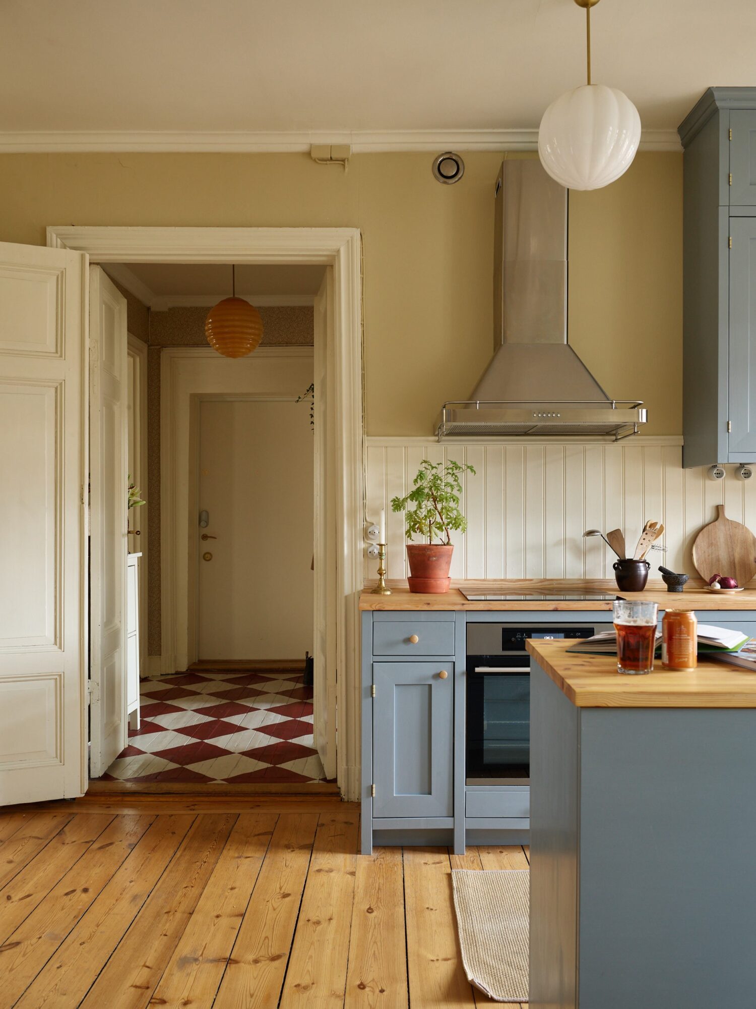 Blågrått kök i massiv furu med köksö och fläkt