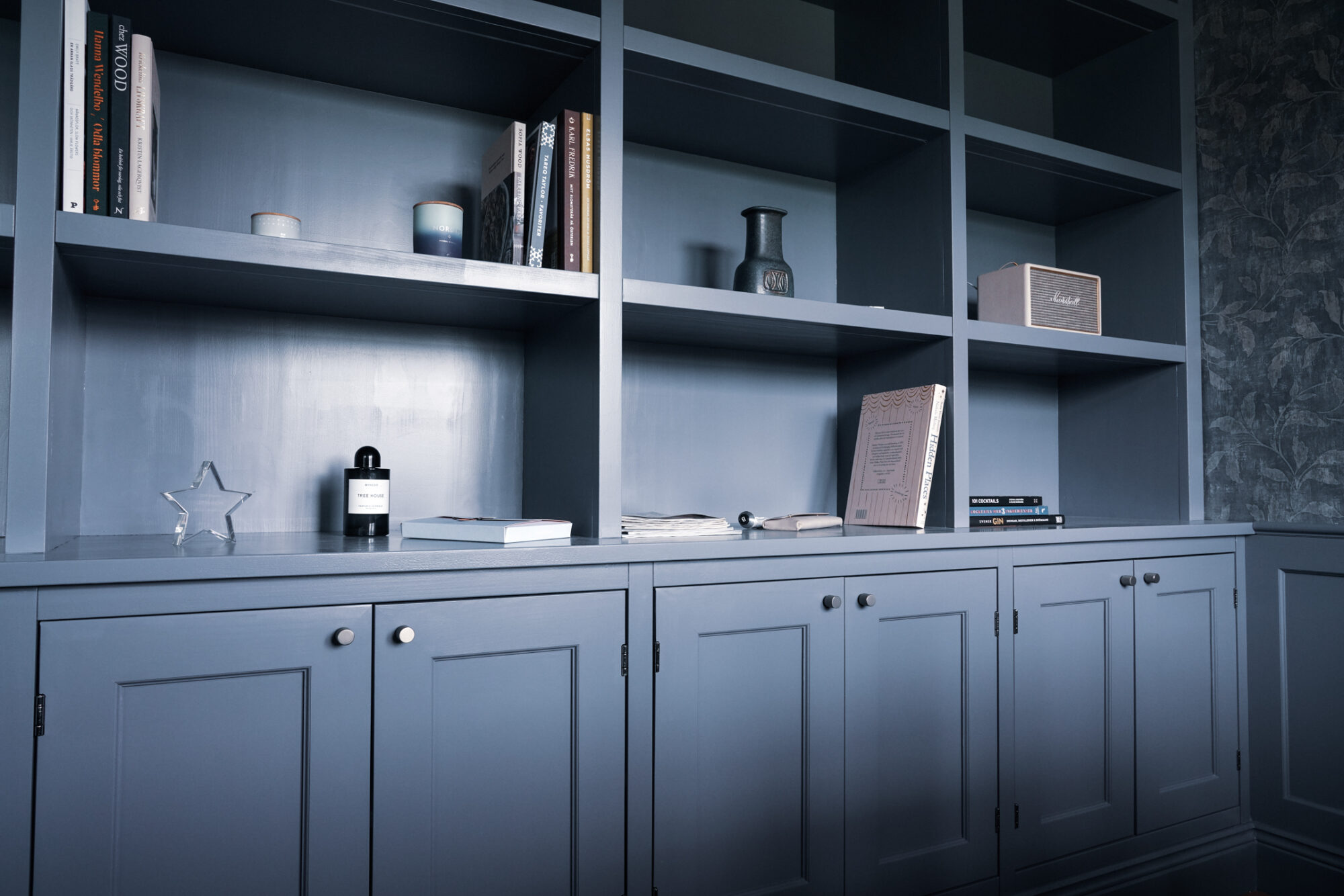 Underskåp i blå kulör med mässingsknoppar