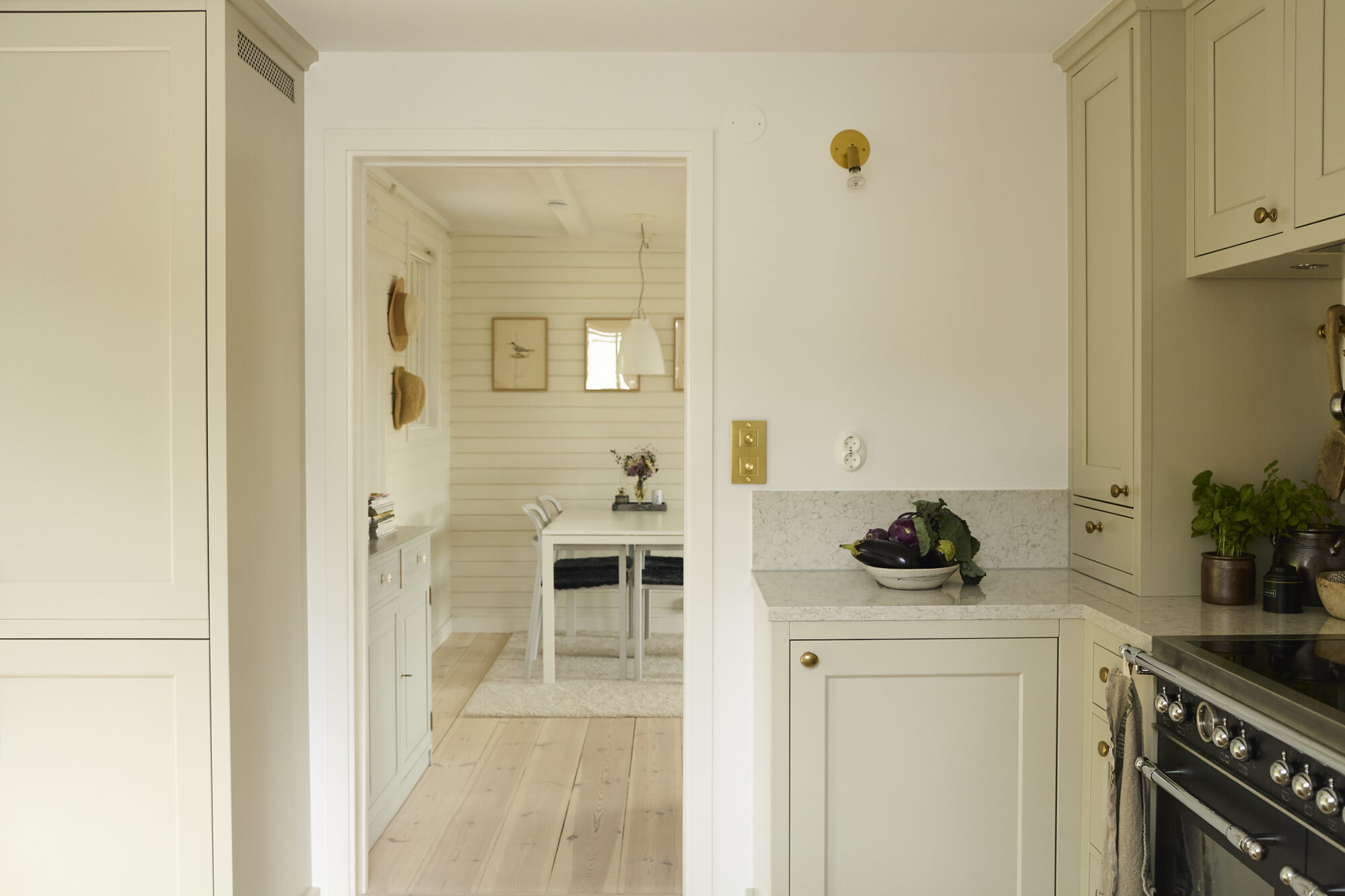 Genomgång mellan kök och intilliggande rum