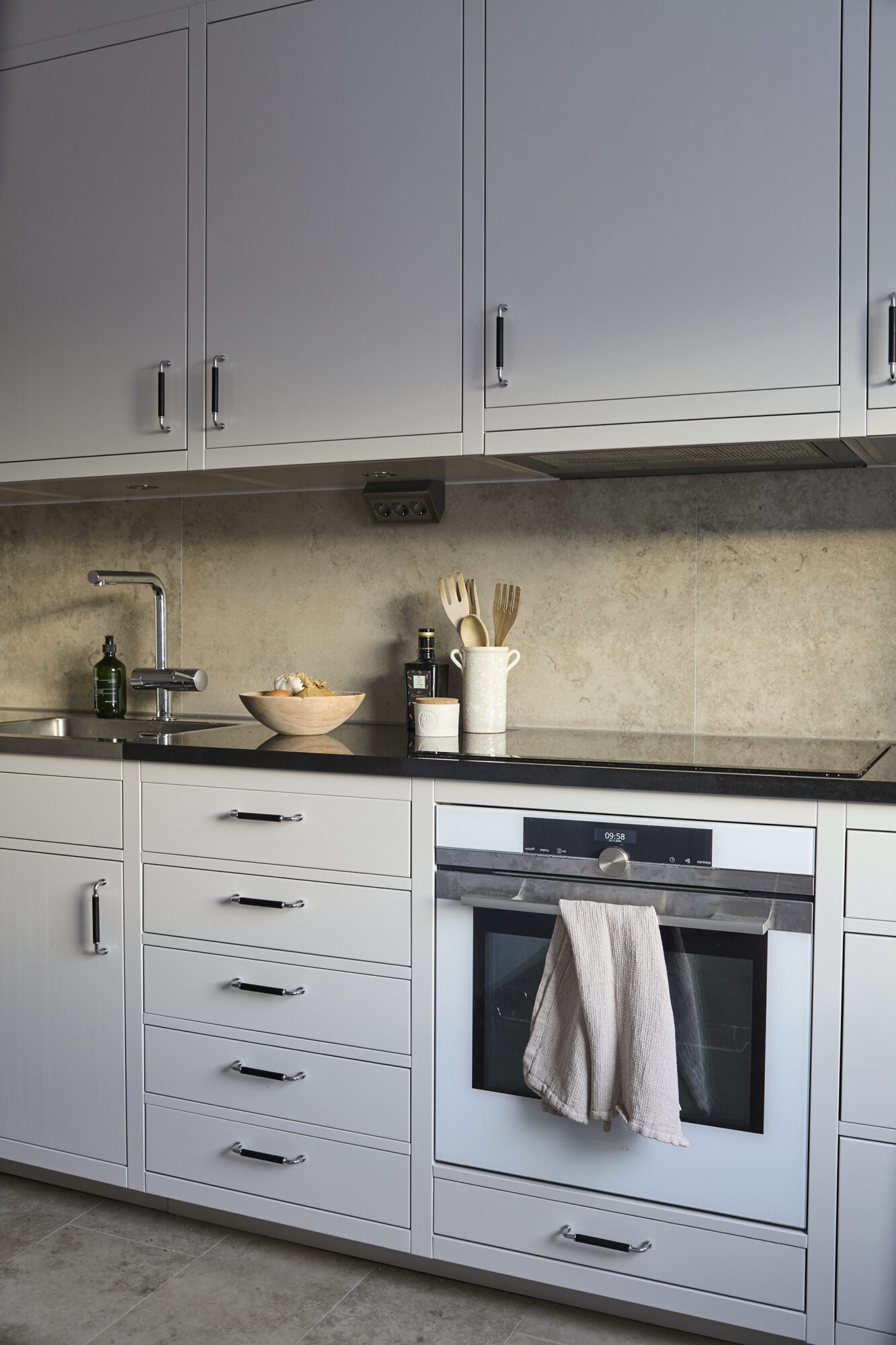 Spis och diskbänk i ljust kök med stenbänkskiva