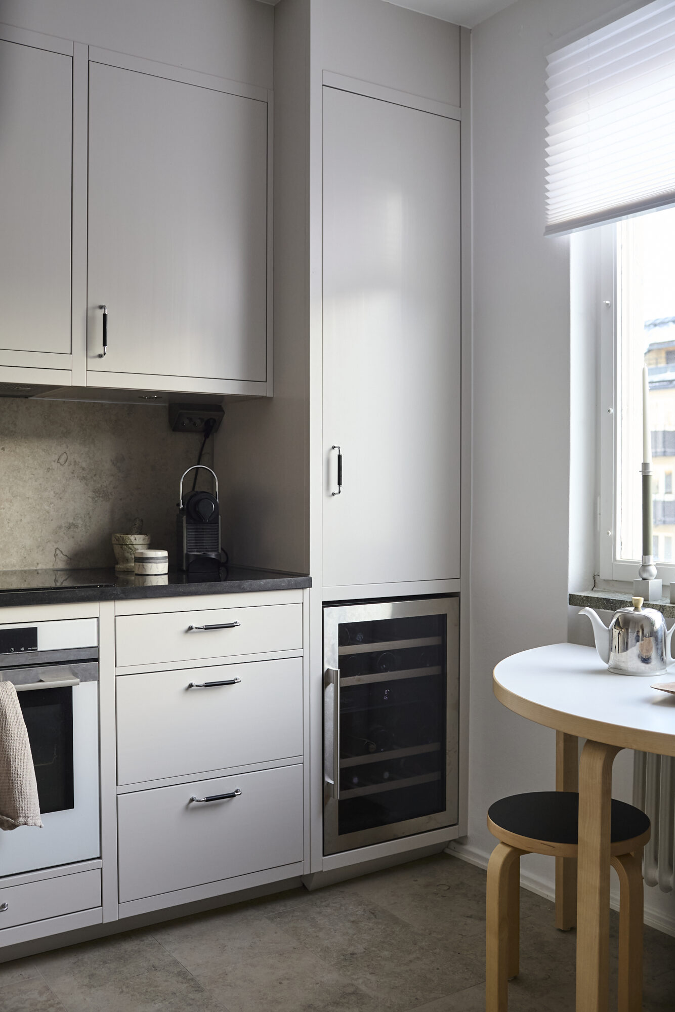 Diskho med fönster och litet matbord i kök