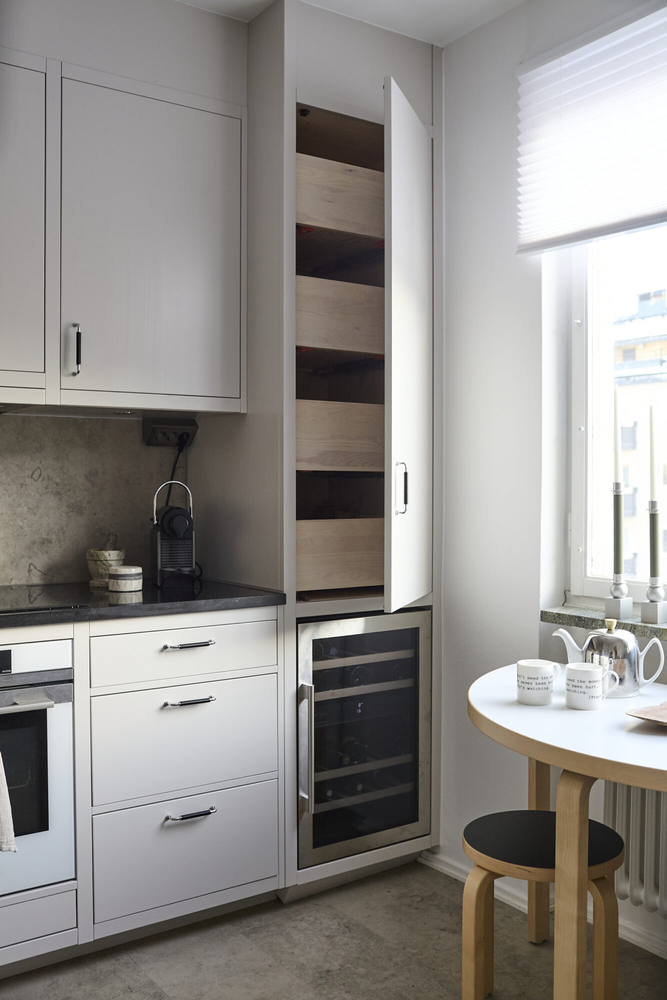 Köksvägg med högskåp och inbyggd förvaring