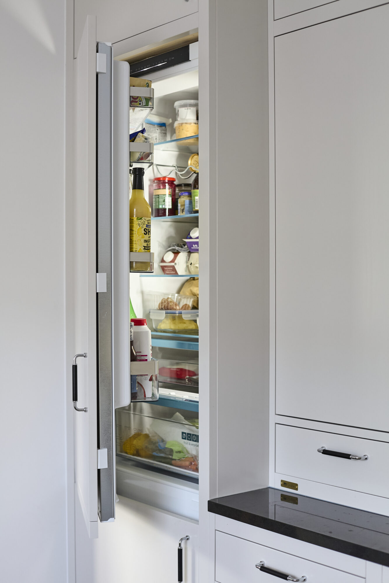 Utdragbart skafferi med hyllor och matvaror