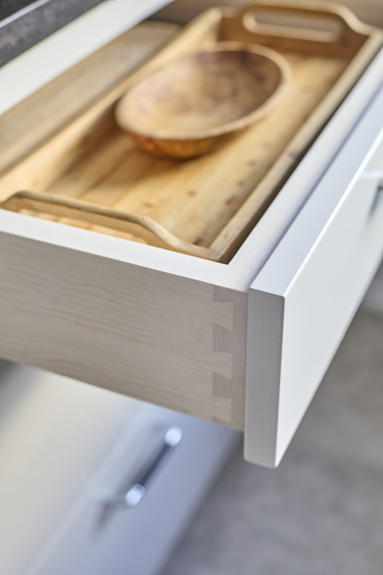 Öppen kökslåda med synlig laxstjärtssinkning i trä