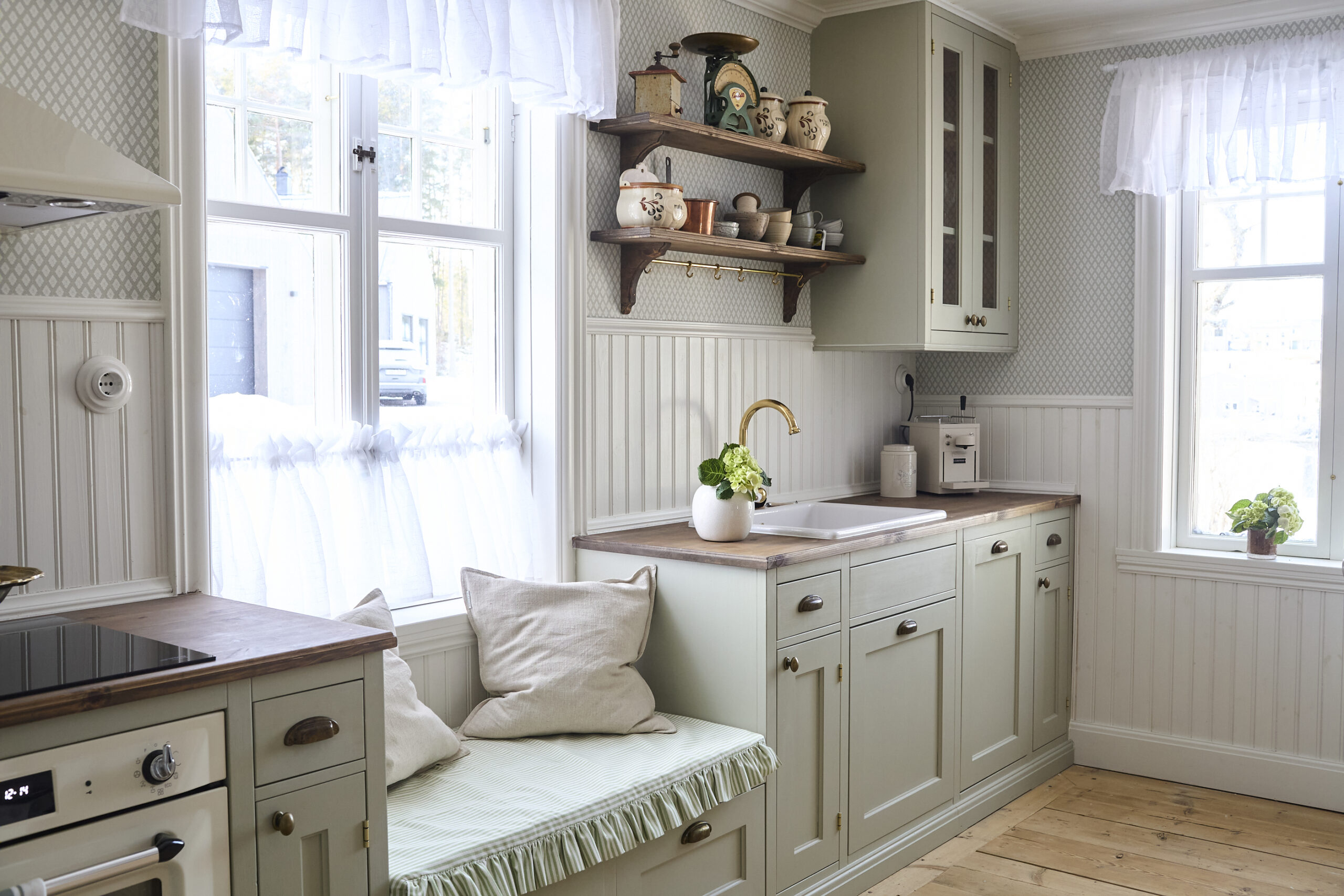 kök i massivt trä i hus från 1689 målat i linoljefärg