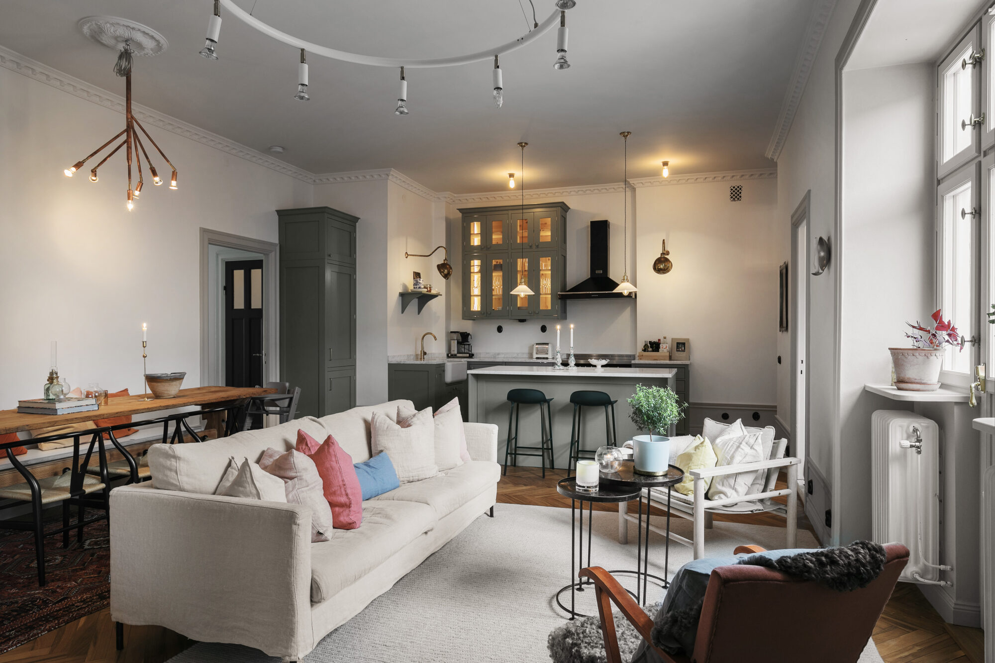 Platsbyggt kök i massivt trä i sekelskifteslägenhet med vitrinskåp