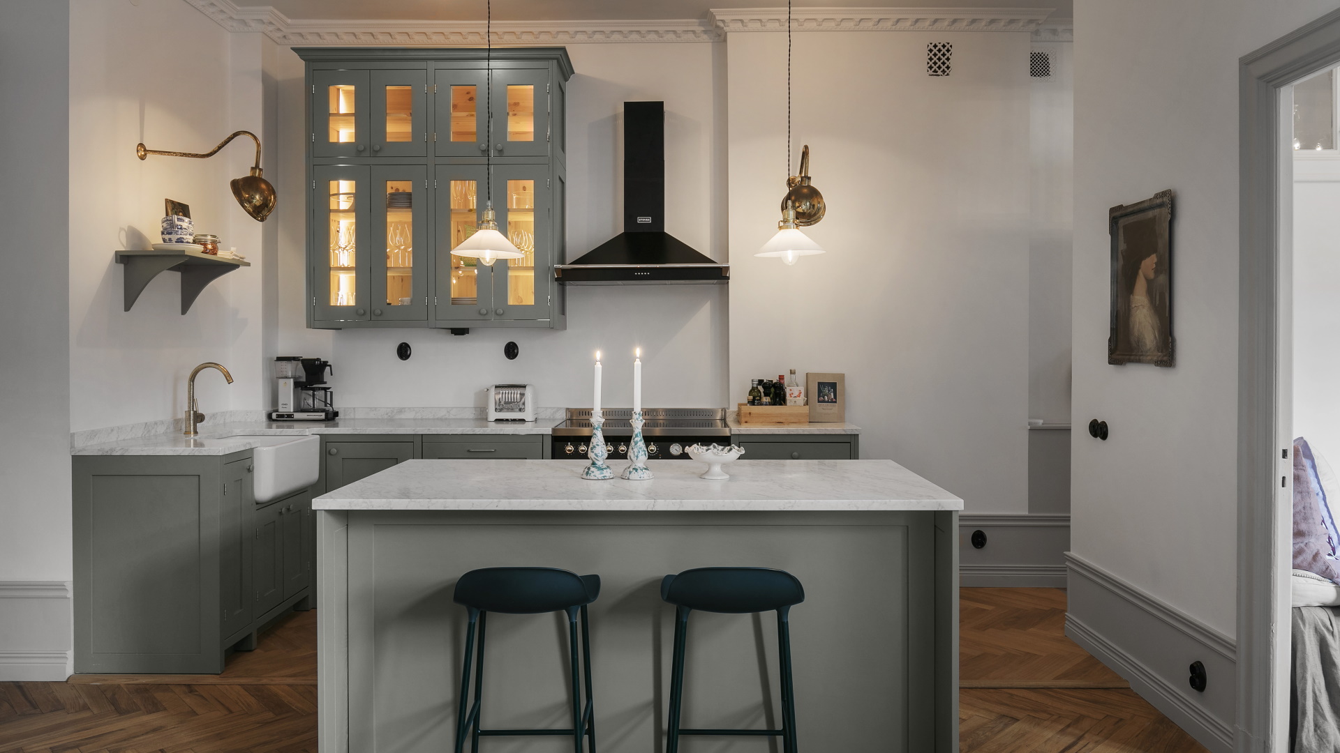 Kök i massivt trä i öppen planlösning med köksö