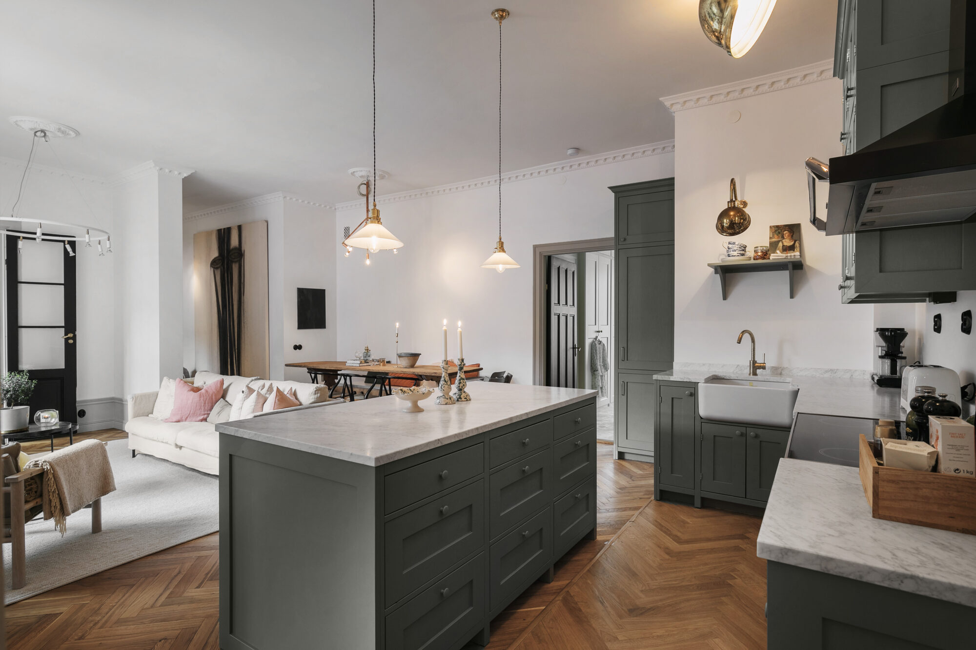 Köksö i massivt trä i grön kulör i platsbyggt kök