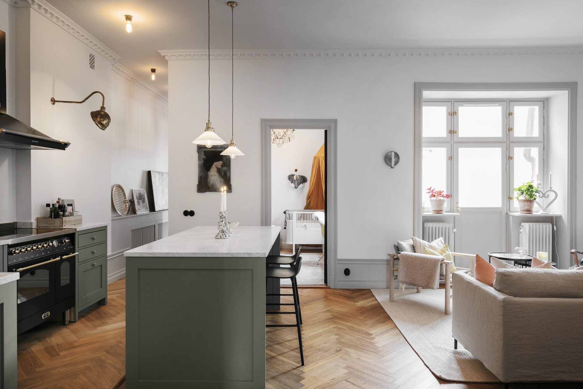 Platsbyggt kök i massivt trä i sekelskifteslägenhet i Stockholm