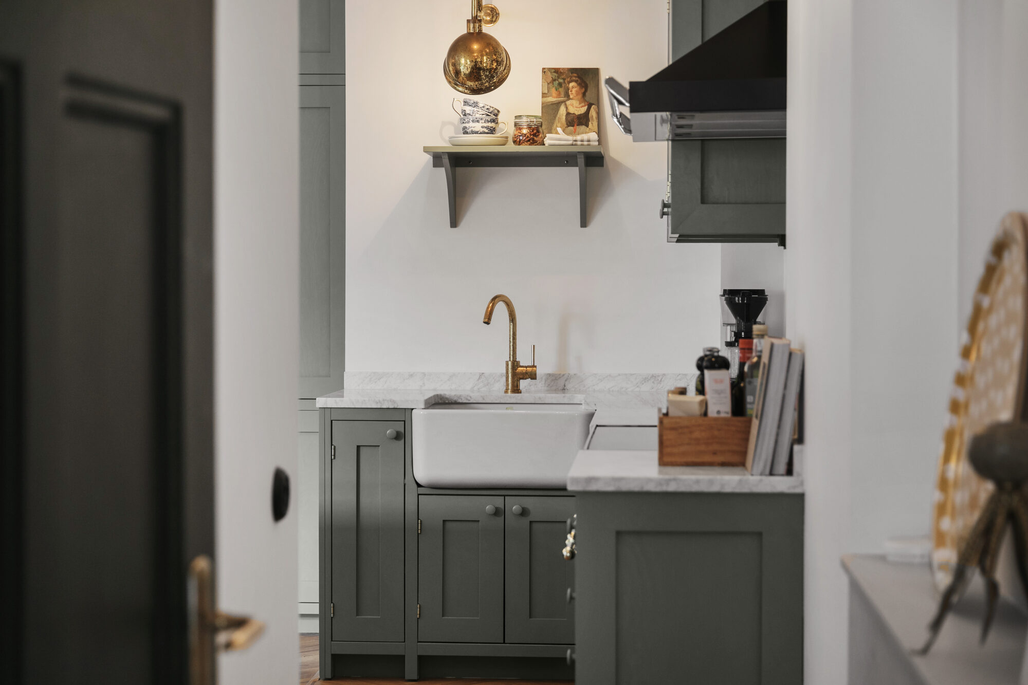 Platsbyggt kök i massivt trä med grön kulör och marmorbänkskiva